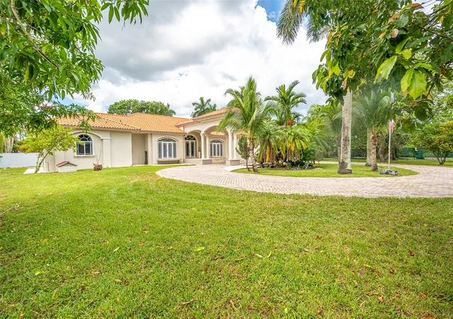 4th image of 18390 Sw 200Th St, Miami, FL 33187 | MLS# TB8535970
