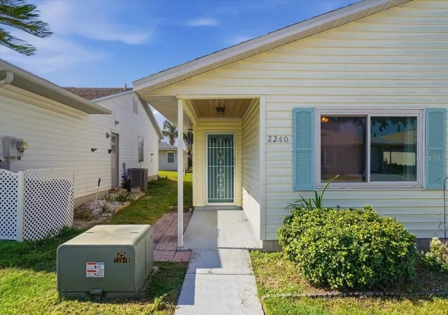 Photo 2 of Single family home for sale at 2240 Sea Is Cir N, Lakeland, FL 33810 | MLS# L4964045 | Listing updated on 2026-09-30