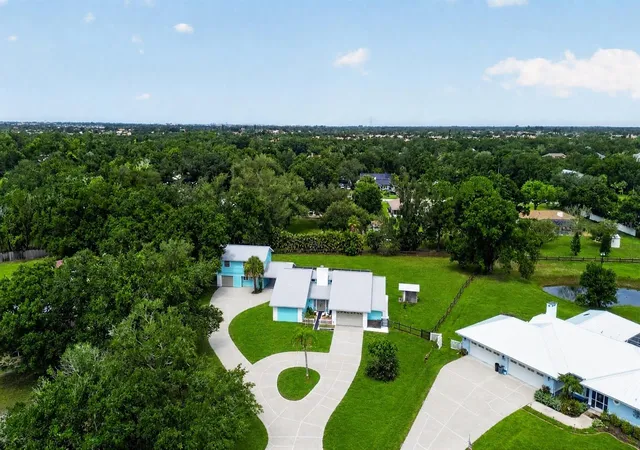 2nd image of 1305 Greenfield Cir, Venice, FL 34292 | MLS# A4702138