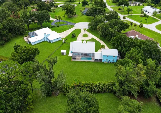 3rd image of 1305 Greenfield Cir, Venice, FL 34292 | MLS# A4702138