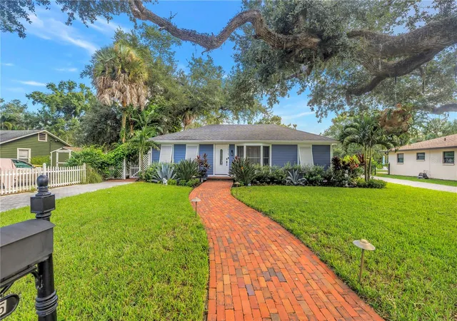 3rd image of 2635 Hyde Park St, Sarasota, FL 34239 | MLS# A4702150
