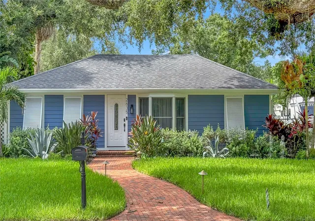 4th image of 2635 Hyde Park St, Sarasota, FL 34239 | MLS# A4702150