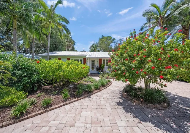 Photo 4 of Single family home for sale at 2440 Arlington St, Sarasota, FL 34239 | MLS# A4702167 | Listing updated on 2026-08-19