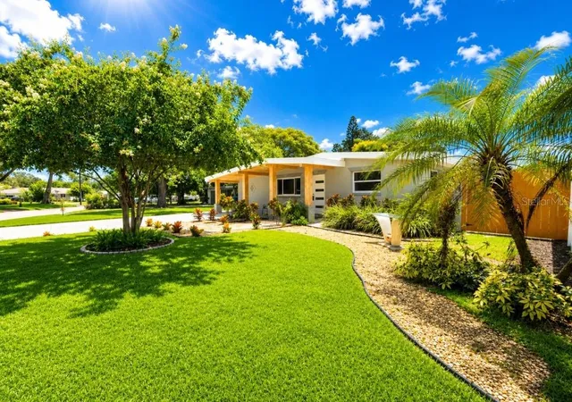 3rd image of 138 Davison Ave Ne, Saint Petersburg, FL 33703 | MLS# TB8536409