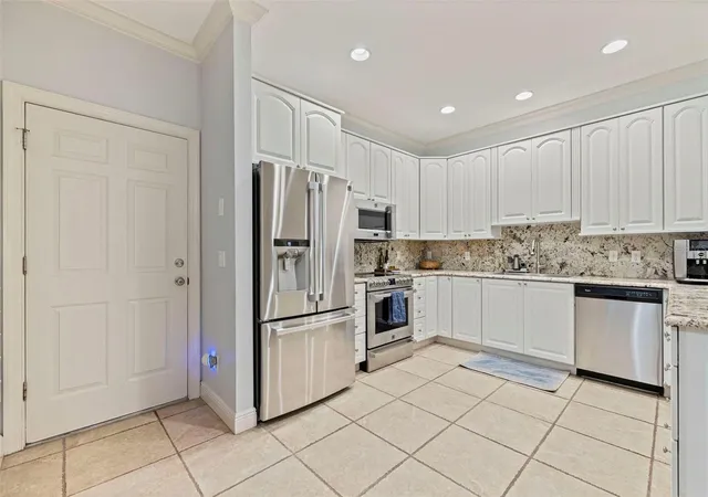 Photo 4 of Townhouse for sale at 123 Valencia Cir, Saint Petersburg, FL 33716 | MLS# TB8536425 | Listing updated on 2026-09-21
