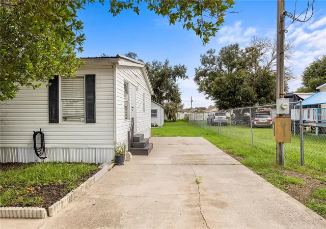 Photo 3 of Manufactured home for sale at 4332 Upper Meadow Rd, Mulberry, FL 33860 | MLS# TB8536514 | Listing updated on 2026-08-11