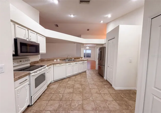 2nd image of 6941 Crown Lake Dr, Gibsonton, FL 33534 | MLS# O6431561