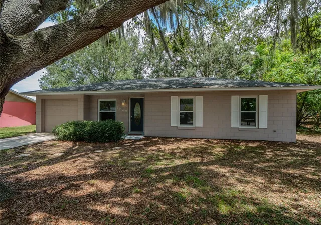 Photo 2 of Single family home for sale at 1049 Birch Blvd, Tavares, FL 32778 | MLS# G5116172 | Listing updated on 2026-10-06
