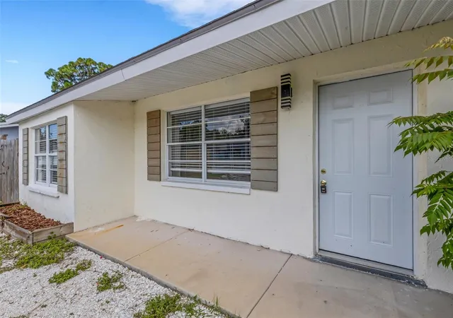 Photo 1 of Sale Pending at 2522 Stratford Dr, Sarasota, FL 34232 | MLS# A4702331 | Listing updated on 2026-08-24