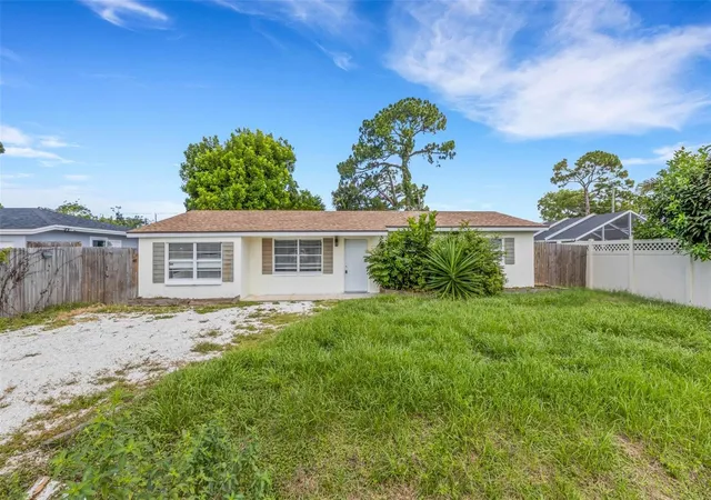 Photo 2 of Sale Pending at 2522 Stratford Dr, Sarasota, FL 34232 | MLS# A4702331 | Listing updated on 2026-08-24