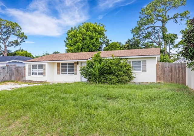 Photo 3 of Sale Pending at 2522 Stratford Dr, Sarasota, FL 34232 | MLS# A4702331 | Listing updated on 2026-08-24
