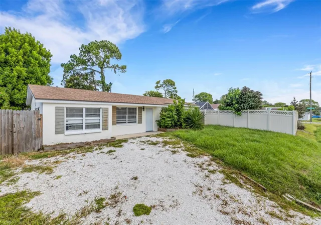 Photo 3 of Sale Pending at 2522 Stratford Dr, Sarasota, FL 34232 | MLS# A4702331 | Listing updated on 2026-08-24
