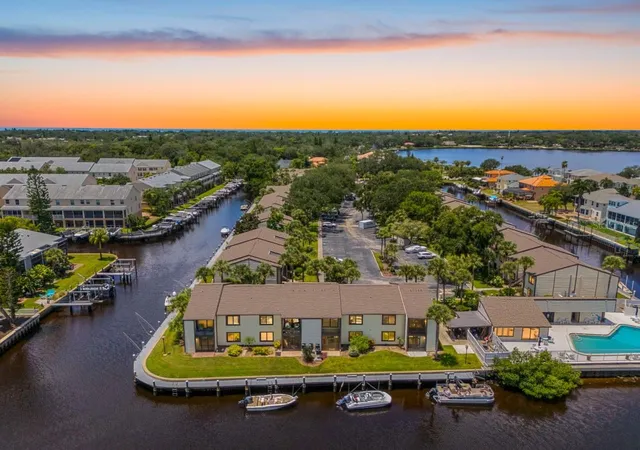 2nd image of 428 Moorings Cvs Dr, TARPON SPRINGS, FL 34689