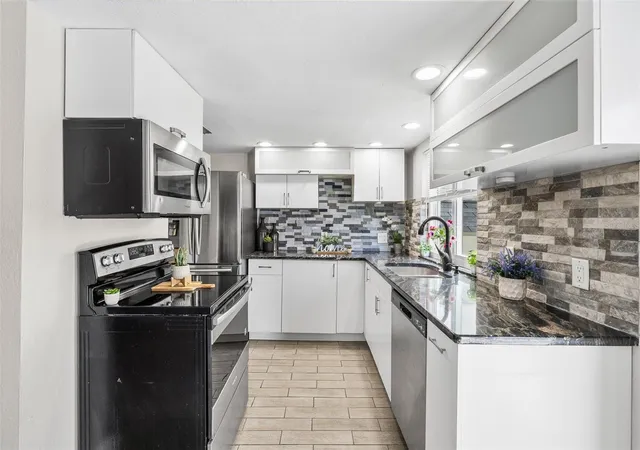 5th image of 2962 Pine Cone Cir, Clearwater, FL 33760 | MLS# TB8536979