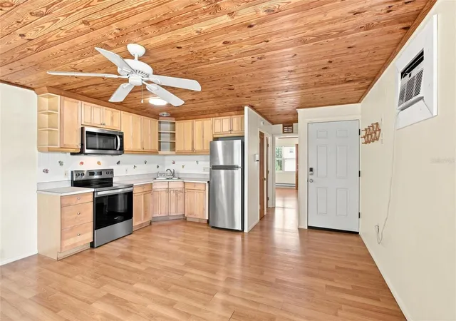 Photo 3 of Single family home for sale at 455 62nd Street, Holmes Beach, FL 34217 | MLS# C7529360 | Listing updated on 2026-08-19