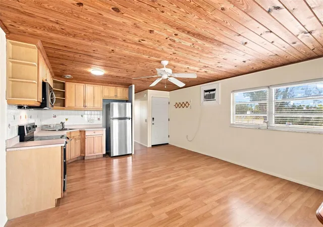 Photo 4 of Single family home for sale at 455 62nd Street, Holmes Beach, FL 34217 | MLS# C7529360 | Listing updated on 2026-08-19
