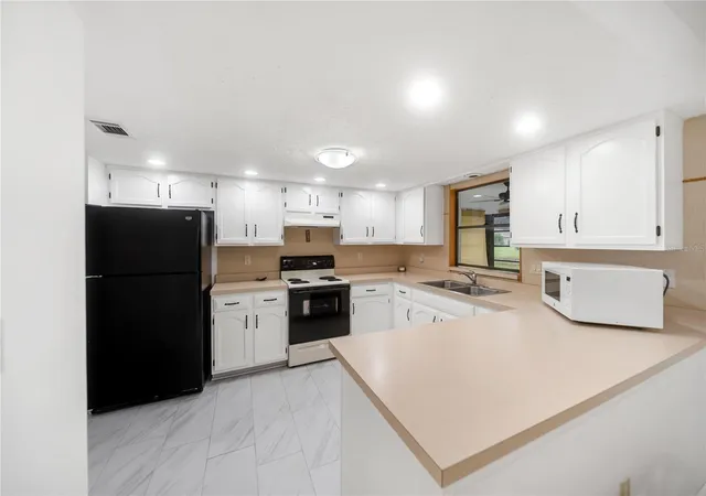 Photo 3 of Single family home for sale at 112 Woodingham Dr, Venice, FL 34292 | MLS# A4702418 | Listing updated on 2026-10-20