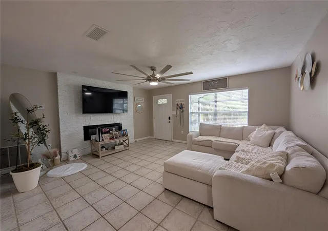 Photo 3 of Single family home for sale at 2828 Nassau St, Sarasota, FL 34231 | MLS# A4702457 | Listing updated on 2026-08-29