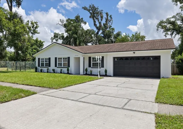 Photo 3 of Sale Pending at 2928 Forest Cir, Seffner, FL 33584 | MLS# TB8537170 | Listing updated on 2026-09-16