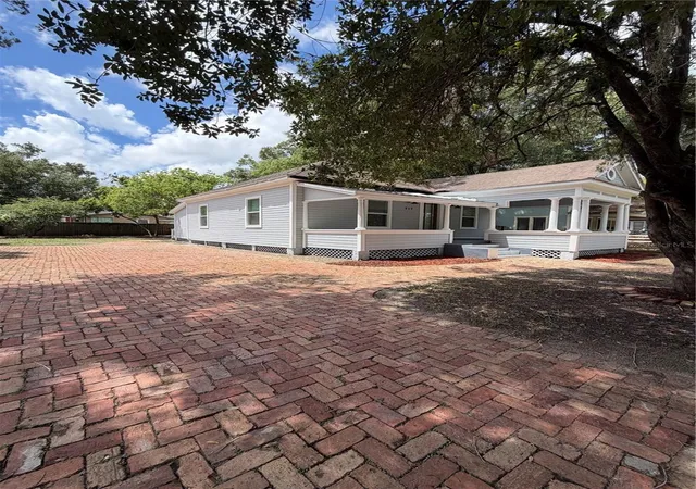 Photo 3 of Sale Pending at 919 E 26th Avenue, Tampa, FL 33605 | MLS# TB8537221 | Listing updated on 2026-08-18