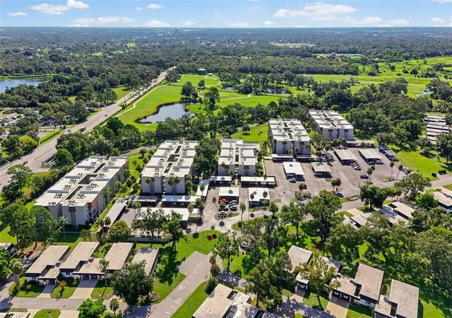 2nd image of 1310 Gln Oaks Dr E, SARASOTA, FL 34232