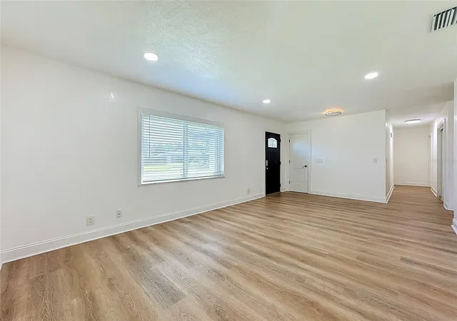 Photo 4 of Single family home for sale at 264 Van Gogh Cir, Brandon, FL 33511 | MLS# TB8537374 | Listing updated on 2026-10-06
