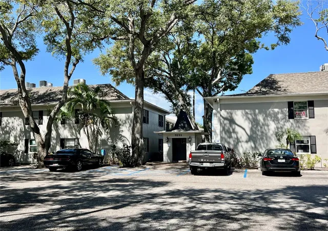 2nd image of 5221 Bayshore Blvd #29, Tampa, FL 33611 | MLS# TB8537454