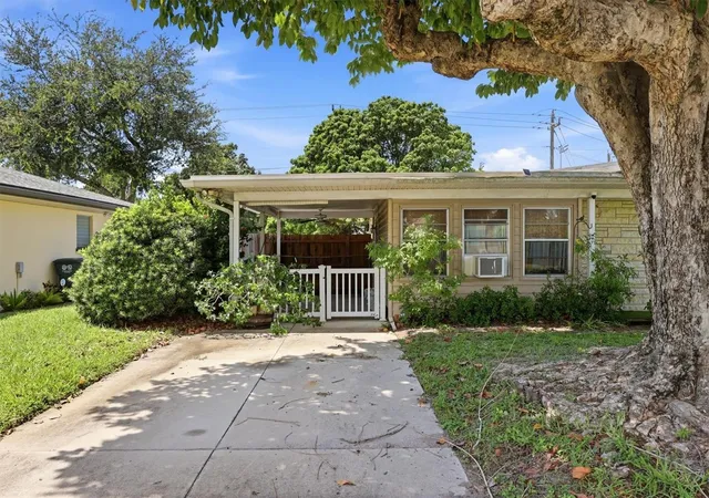2nd image of 1302 32nd St W, Bradenton, FL 34205 | MLS# A4702607