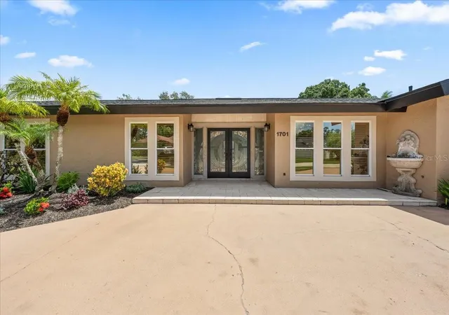 Photo 3 of Single family home for sale at 1701 Allens Crk Dr, Clearwater, FL 33764 | MLS# TB8537676 | Listing updated on 2026-10-14