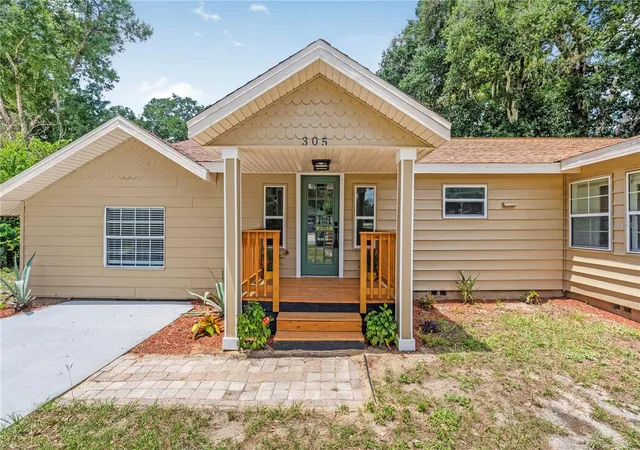 2nd image of 305 S Rossiter St, Mount Dora, FL 32757 | MLS# V4950661