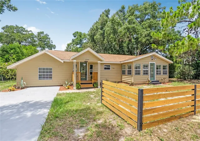 3rd image of 305 S Rossiter St, Mount Dora, FL 32757 | MLS# V4950661