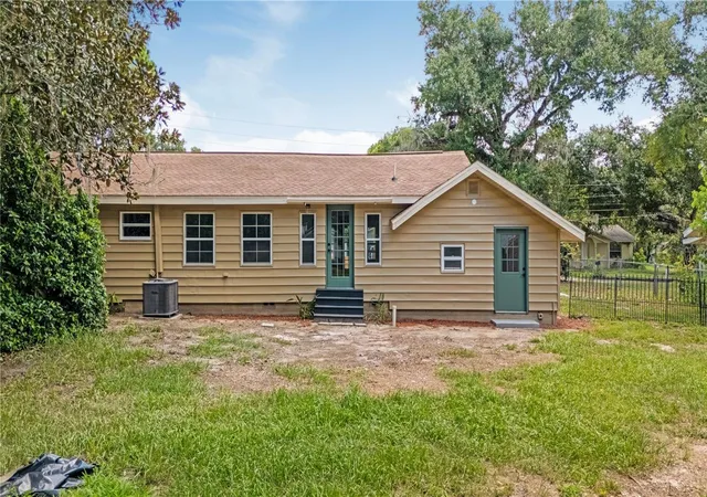 4th image of 305 S Rossiter St, Mount Dora, FL 32757 | MLS# V4950661