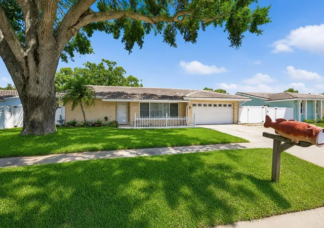 2nd image of 2069 Kingfisher Dr, Palm Harbor, FL 34683 | MLS# TB8537740