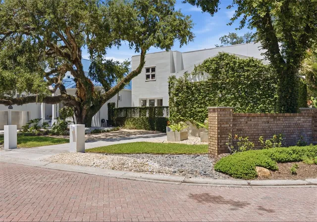 3rd image of 2701 Chambray Ln, Tampa, FL 33611 | MLS# TB8537763