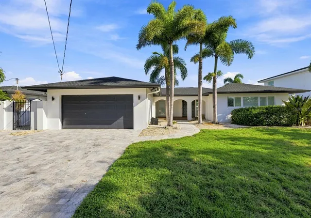 3rd image of 320 Palm Is Ne, Clearwater Beach, FL 33767 | MLS# TB8537797