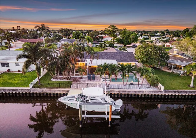 Photo 5 of Sale Pending at 1472 47th Avenue NE, Saint Petersburg, FL 33703 | MLS# TB8537870 | Listing updated on 2026-08-26