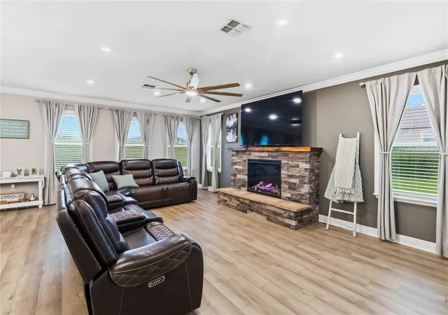 2nd image of 10007 Dolphin Gull Cir, Thonotosassa, FL 33592 | MLS# TB8537872