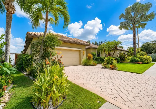 3rd image of 2557 Marblehead Dr, Sarasota, FL 34231 | MLS# TB8537962