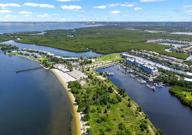 2nd image of 819 Bahia Del Sol Dr, RUSKIN, FL 33570