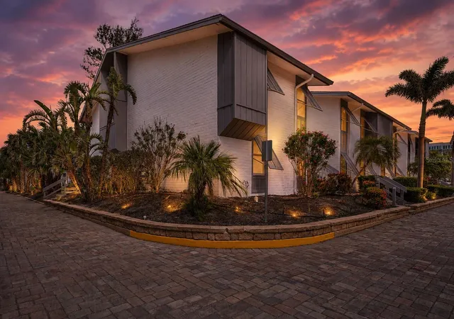 Photo 1 of Condo for sale at 1141 W Peppertree Dr #1141, Sarasota, FL 34242 | MLS# A4702733 | Listing updated on 2026-08-23