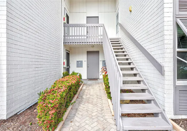 Listing Photo 5 - Condo for sale in building located at 1141 W Peppertree Dr, SARASOTA, FL 34242 - Unit #1141