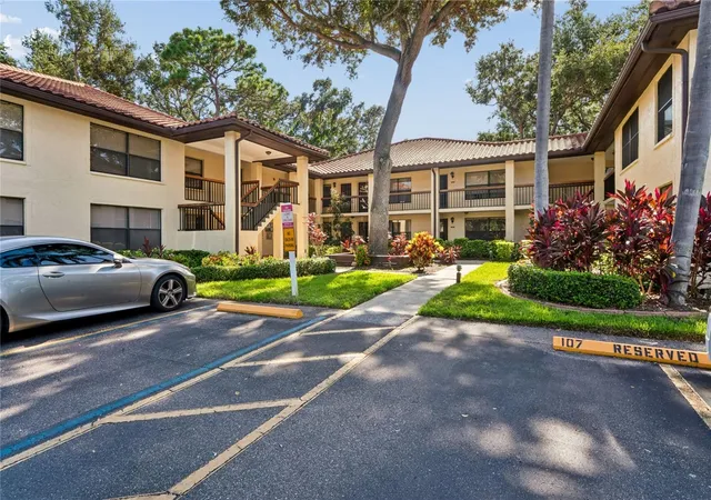 Photo 3 of Sale Pending at 110 Hammock Pine Blvd, Clearwater, FL 33761 | MLS# TB8538037 | Listing updated on 2026-08-26