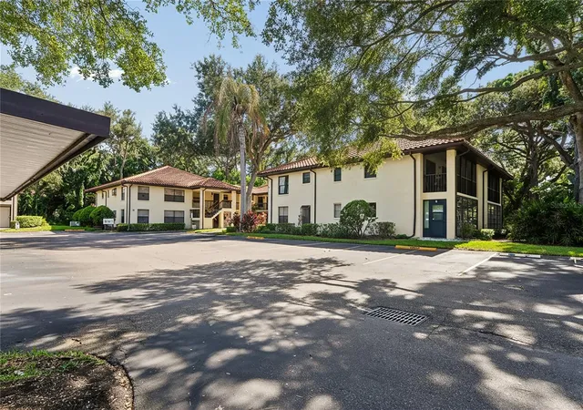 Listing Photo 4 - Condo for sale in building located at 110 Hammock Pine Blvd, CLEARWATER, FL 33761