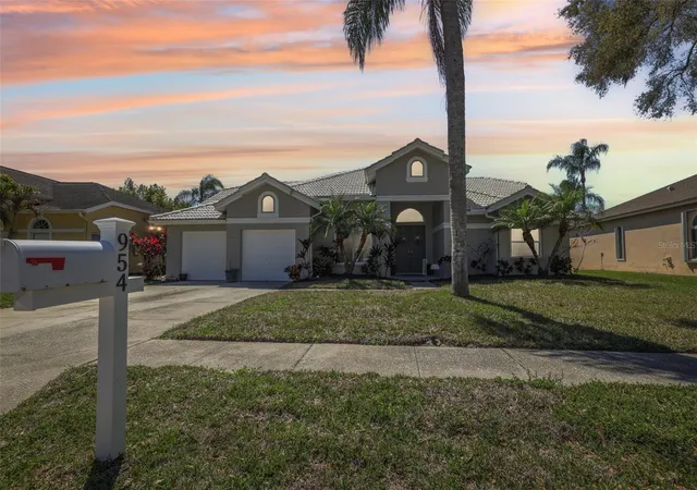 2nd image of 954 Cobblestone Ln, Tarpon Springs, FL 34688 | MLS# W7888517