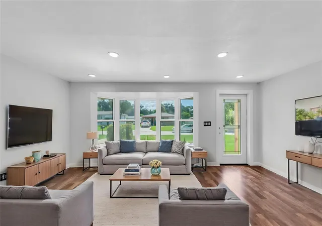 2nd image of 1516 Country Ln W, Clearwater, FL 33759 | MLS# TB8538223