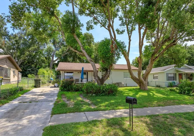 2nd image of 1005 W Montrose St, Clermont, FL 34711 | MLS# G5116386