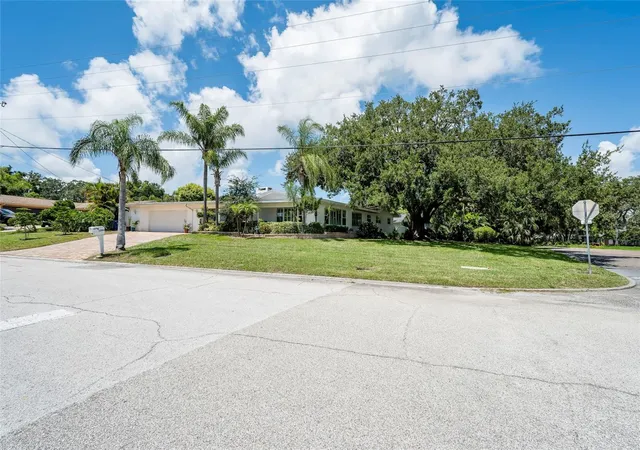 2nd image of 1294 Fairway Dr, Dunedin, FL 34698 | MLS# TB8538307