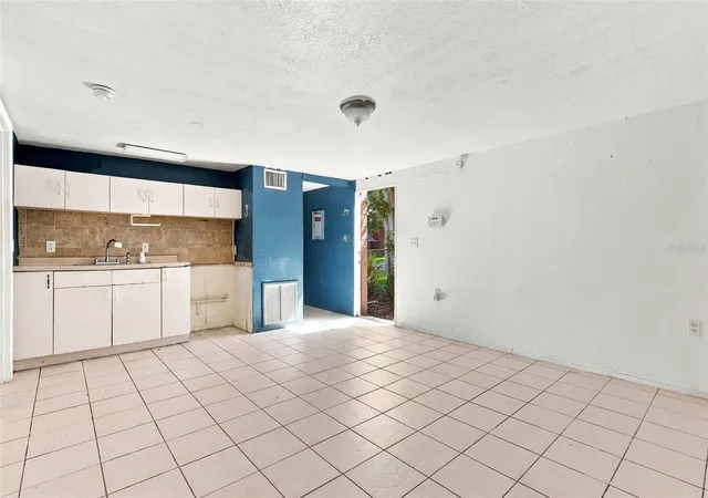 3rd image of 1672 10Th St, Sarasota, FL 34236 | MLS# O6433142