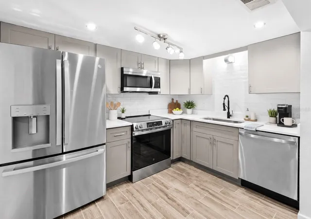 3rd image of 505 Plaza Seville Ct #9, Treasure Island, FL 33706 | MLS# TB8538435