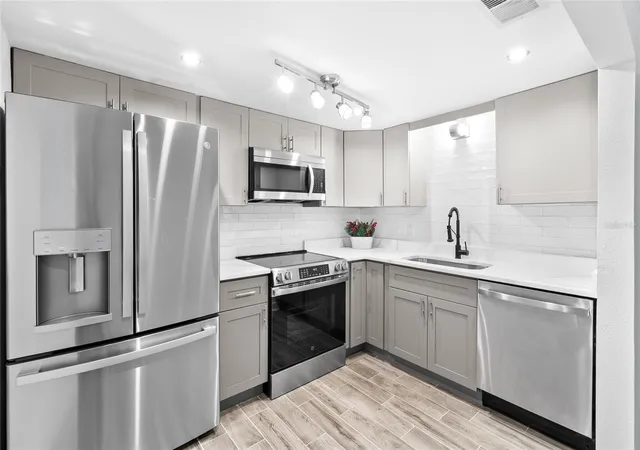 4th image of 505 Plaza Seville Ct #9, Treasure Island, FL 33706 | MLS# TB8538435